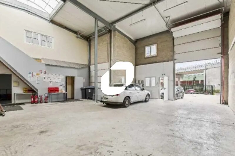 Flex in Stains for lease - Interior Photo - Image 3 of 12