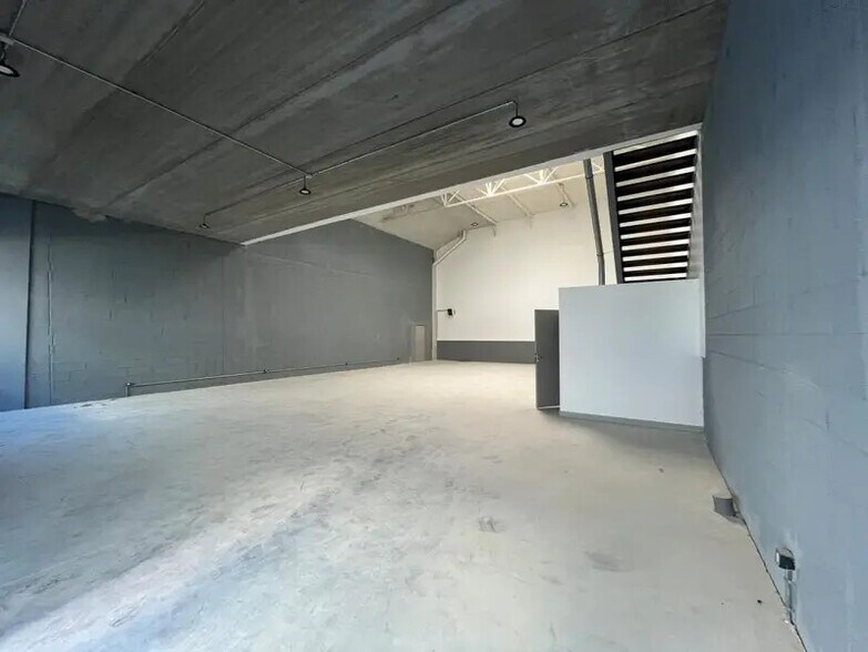 Flex dans Vaux-le-Pénil à louer - Photo du bâtiment - Image 2 de 9