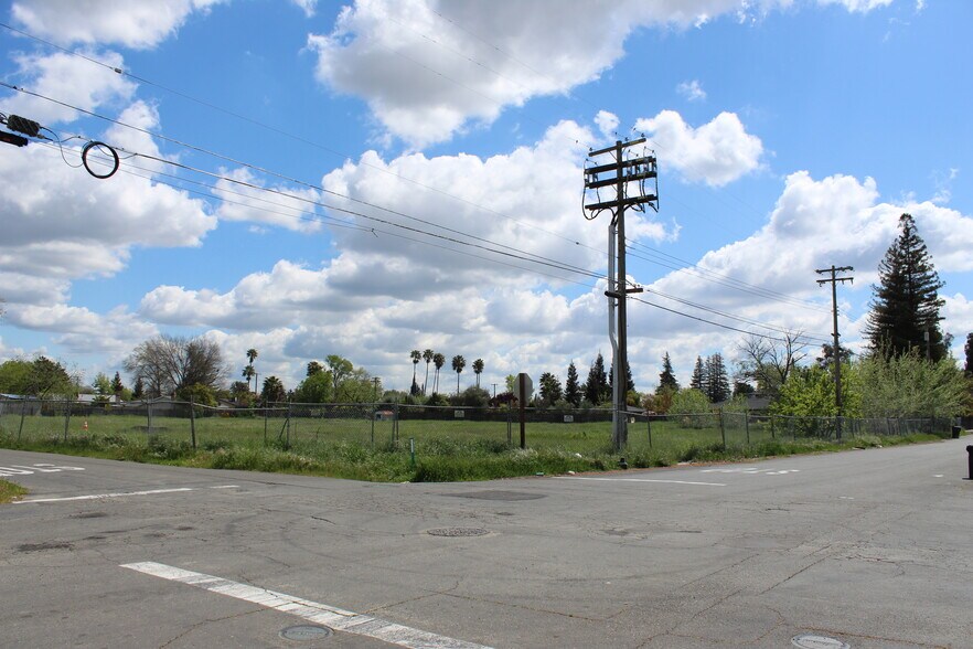 7509 Persimmon Ave, Sacramento, CA à vendre - Photo du bâtiment - Image 2 de 12