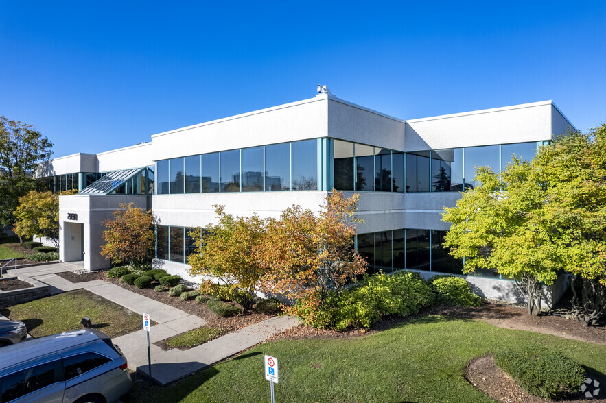 2030 Bristol Cir, Oakville, ON for lease - Primary Photo - Image 1 of 17