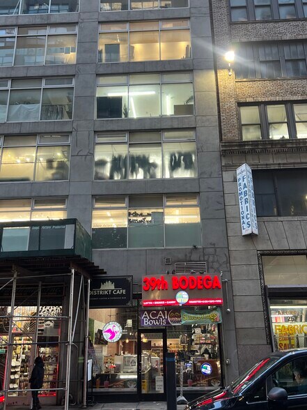 269 W 39th St, New York, NY à louer - Photo du bâtiment - Image 3 de 7