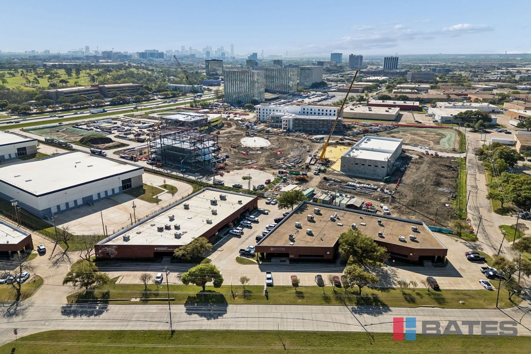 1430 & 1440 Regal Row portefeuille de 2 propriétés à vendre sur LoopNet.ca Photo principale- Image 1 de 21