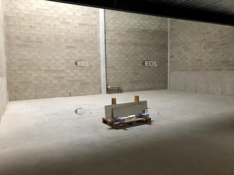 Flex in Les Pavillons-sous-Bois for lease - Interior Photo - Image 2 of 3