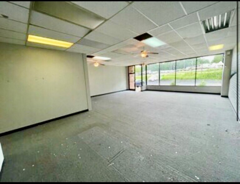 3507 S Holden Rd, Greensboro, NC à louer - Photo du bâtiment - Image 2 de 9