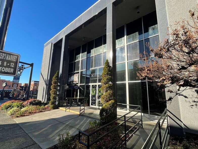 101 N Bridge St, Bedford, VA à louer - Photo du bâtiment - Image 2 de 9