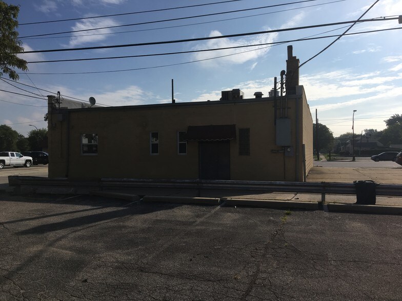 24055 Van Dyke Ave, Center Line, MI à vendre - Photo du bâtiment - Image 2 de 5