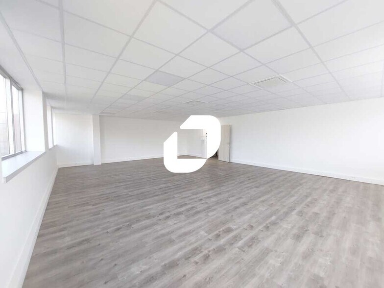 130 H Avenue Joseph Kessel, Voisins-le-Bretonneux for lease - Interior Photo - Image 3 of 21