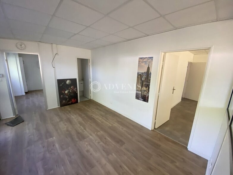 3 Avenue Le Verrier, Trappes for lease - Interior Photo - Image 3 of 8