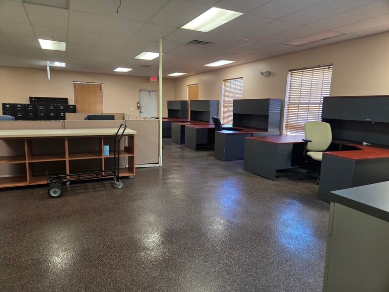 1070-1072 E Brandon Blvd, Brandon, FL à louer - Photo du bâtiment - Image 3 de 28