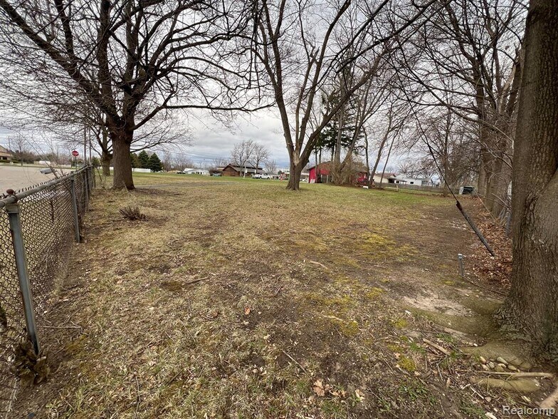 1436 E Pierson Rd, Flushing, MI à vendre - Photo du bâtiment - Image 2 de 11