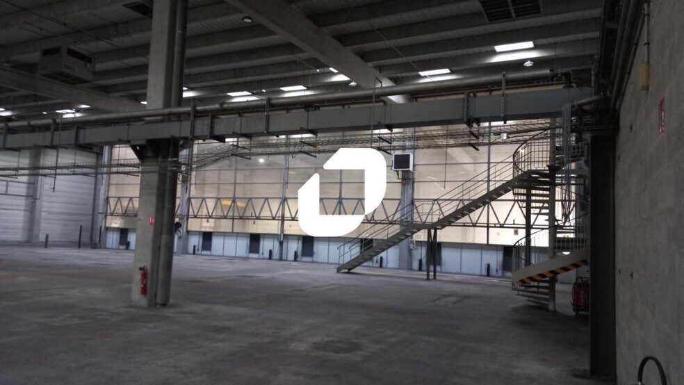Industrial in Mitry-Mory for lease - Interior Photo - Image 2 of 15