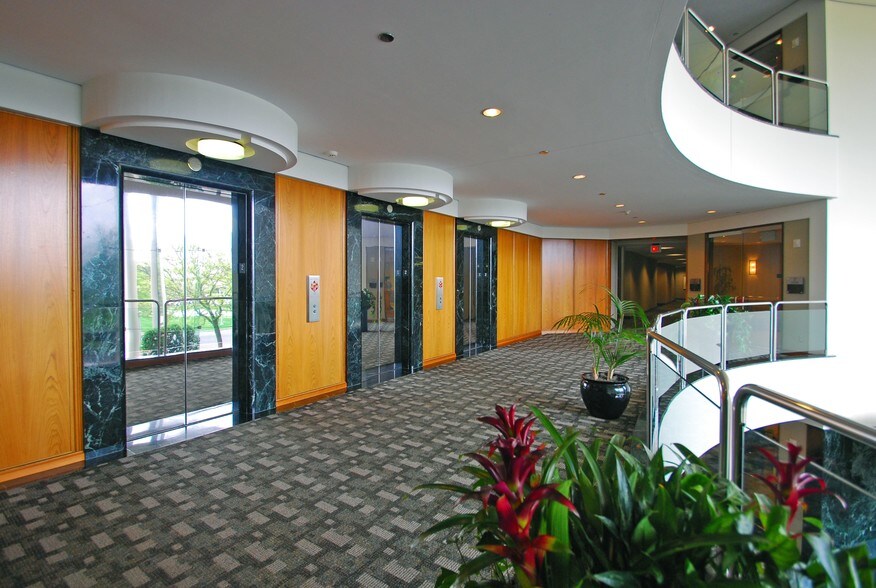 900 Wilshire Dr, Troy, MI à louer - Photo intérieure - Image 2 de 4