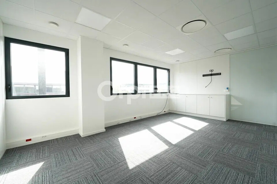 Office in Dardilly for lease - Building Photo - Image 3 of 11