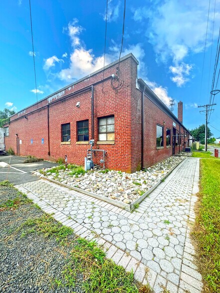 10 Sparks St, Plainville, CT à vendre - Photo du bâtiment - Image 2 de 18