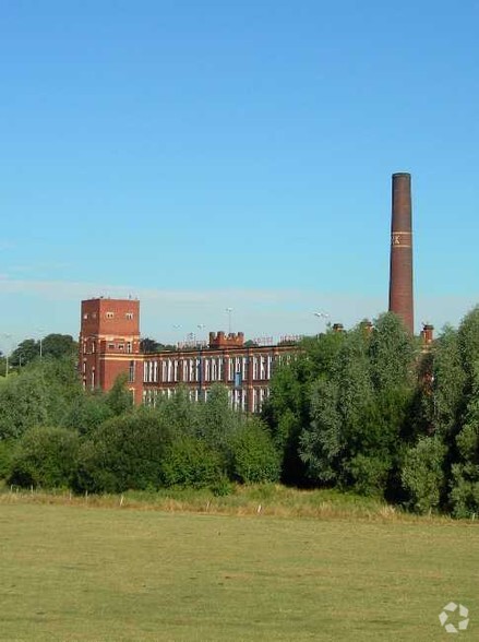 Welkin Rd, Stockport à louer - Photo du bâtiment - Image 2 de 8