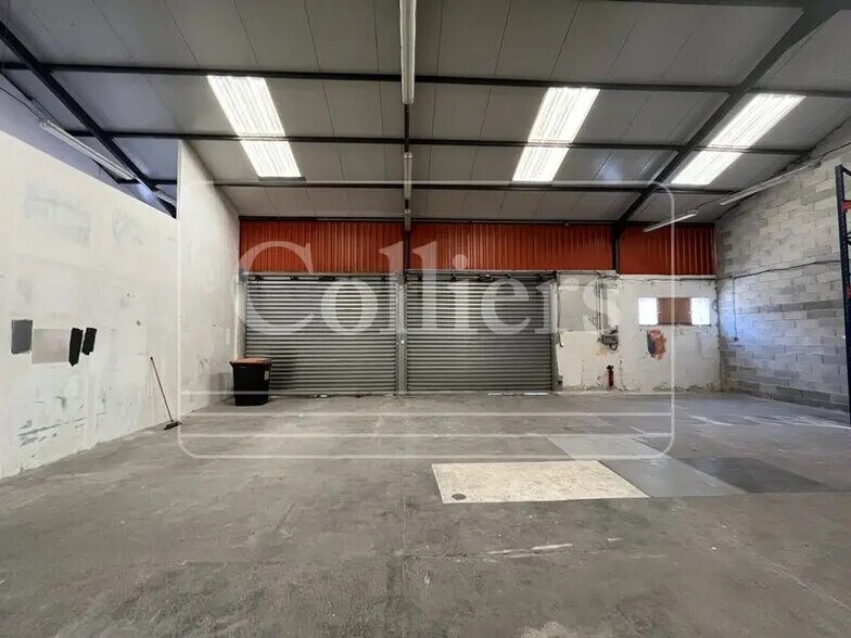 Flex in Aubagne for lease - Interior Photo - Image 1 of 5