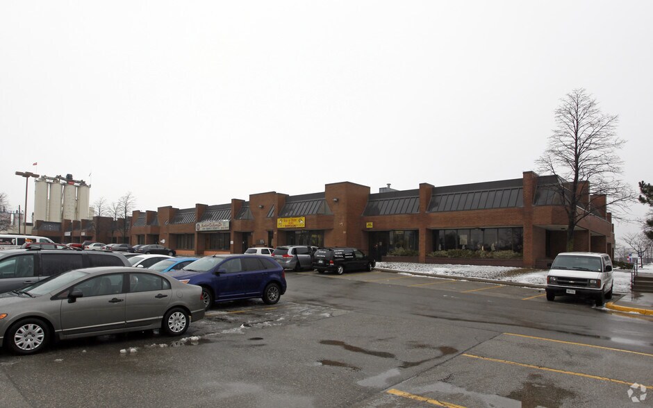 35 Van Kirk Dr, Brampton, ON à vendre - Photo du bâtiment - Image 3 de 3