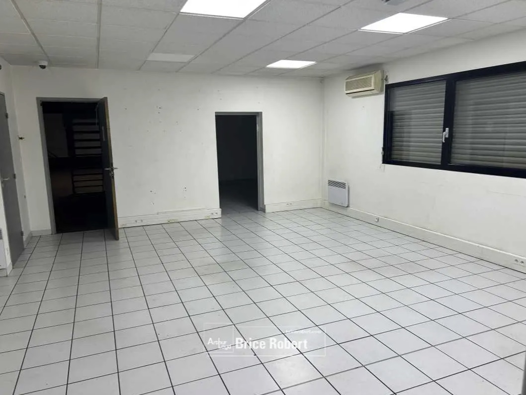 5 Rue Jean Gabin, Vaulx-en-Velin for lease Interior Photo- Image 1 of 4