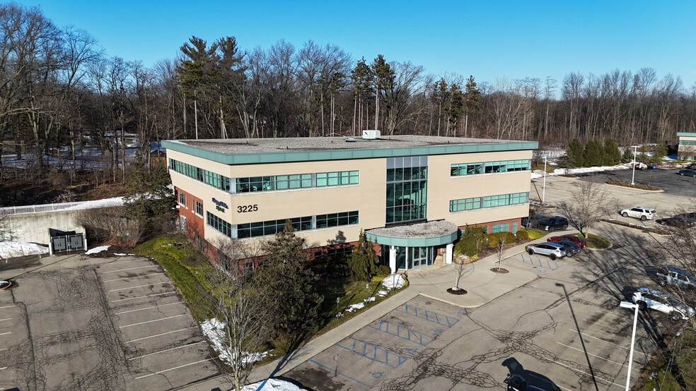 3225 N Evergreen Dr, Grand Rapids, MI for lease - Building Photo - Image 1 of 1