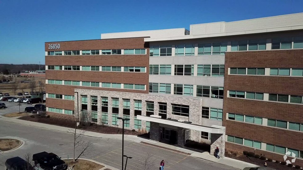 26850 Providence Pky, Novi, MI à louer - Vidéo aérienne - Image 2 de 10