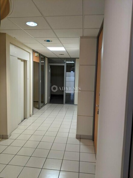 Retail in Orléans for lease - Building Photo - Image 3 of 7