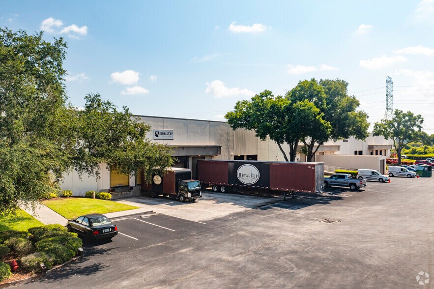 3502 Queen Palm Dr, Tampa, FL à louer - Photo du bâtiment - Image 2 de 6