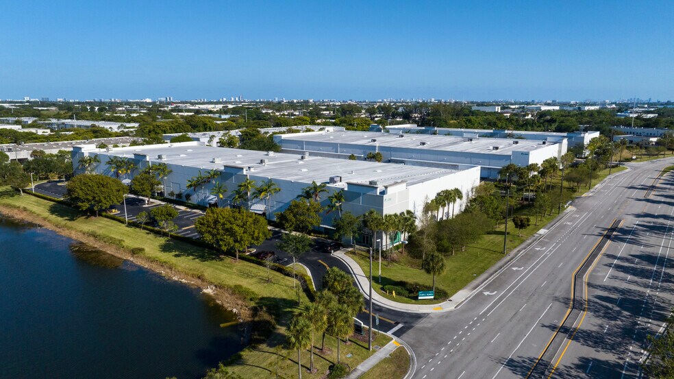 2900 NW 27th Ave, Pompano Beach, FL à louer - Photo du bâtiment - Image 2 de 8