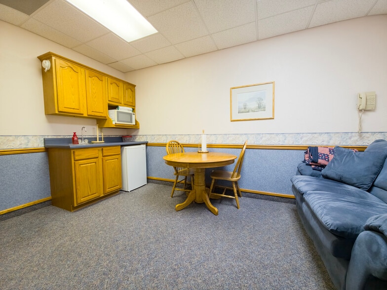 2103 W 9th St, Mount Carmel, IL for sale - Building Photo - Image 3 of 33