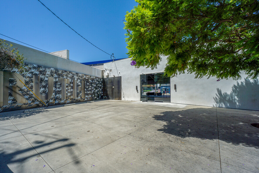 8626-8630 Melrose Ave, Los Angeles, CA for lease - Building Photo - Image 3 of 3