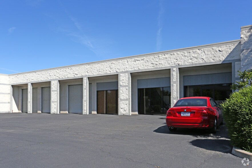 2720 N Grove Industrial Dr, Fresno, CA à louer - Photo du bâtiment - Image 3 de 6