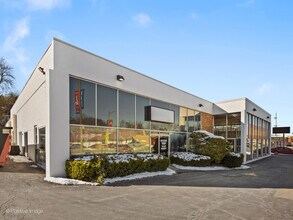 211 S Milwaukee Ave, Libertyville, IL for lease Building Photo- Image 2 of 12