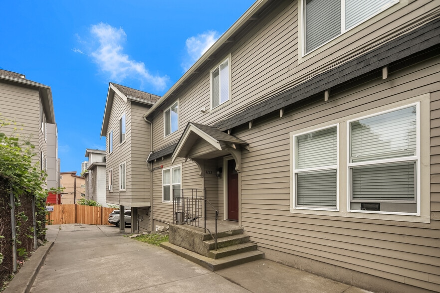 4218 Pasadena Pl NE, Seattle, WA for sale - Primary Photo - Image 1 of 18