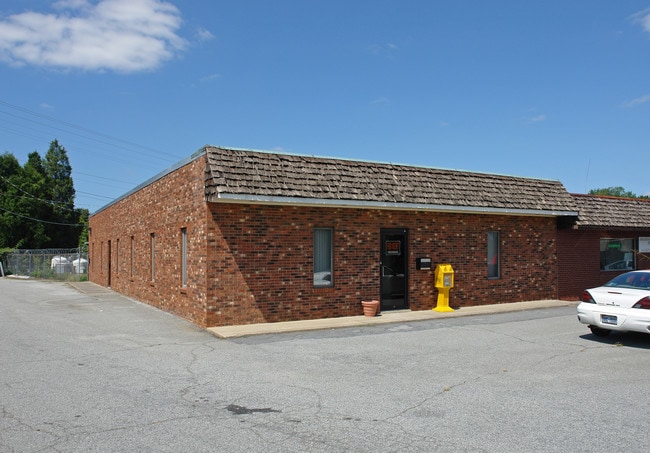 Plus de détails pour 808-810 W Main St, Jamestown, NC - Commerce de détail à vendre