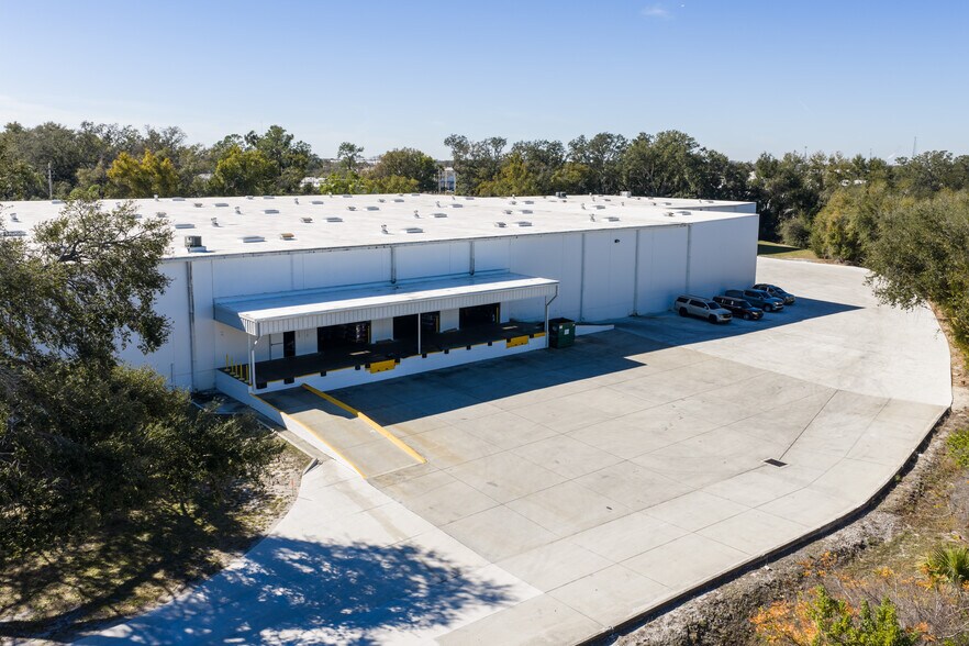 3214 Queen Palm Dr, Tampa, FL à louer - Photo du bâtiment - Image 3 de 7