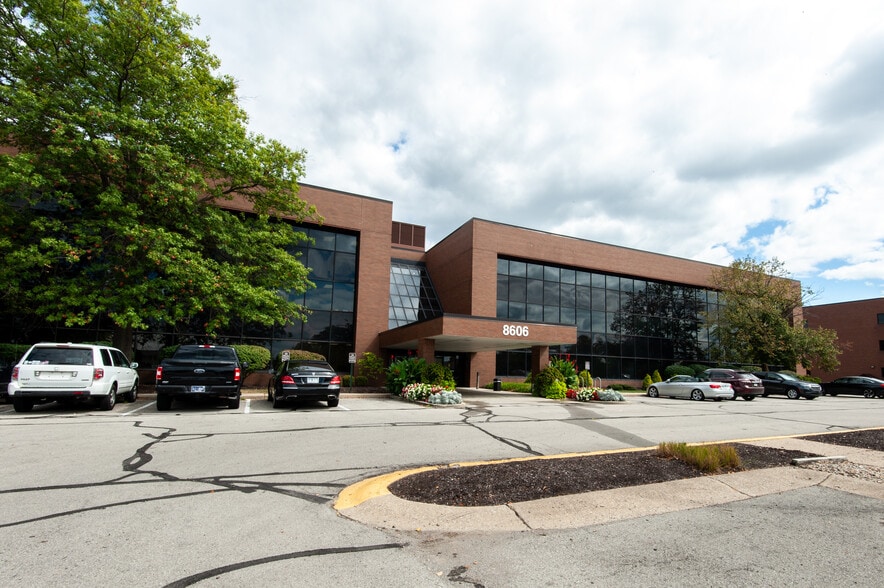 8604 Allisonville Rd, Indianapolis, IN à louer - Photo du bâtiment - Image 1 de 28