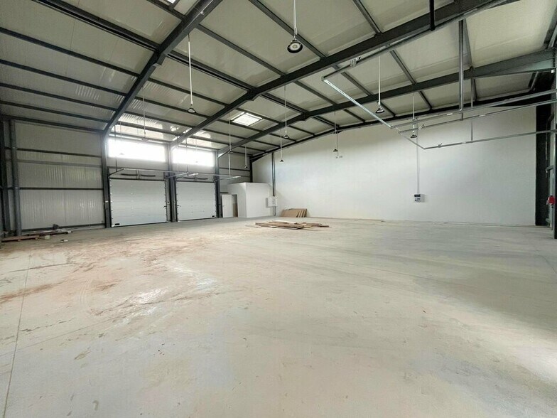 Industrial in Les Arcs for lease - Building Photo - Image 2 of 4