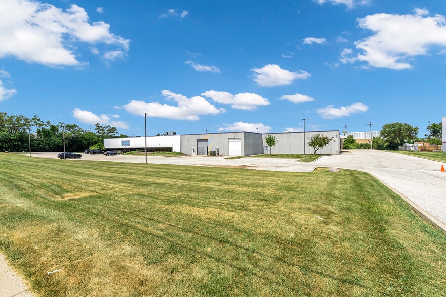 1200 E Devon Ave, Elk Grove Village, IL à vendre - Photo du bâtiment - Image 2 de 7