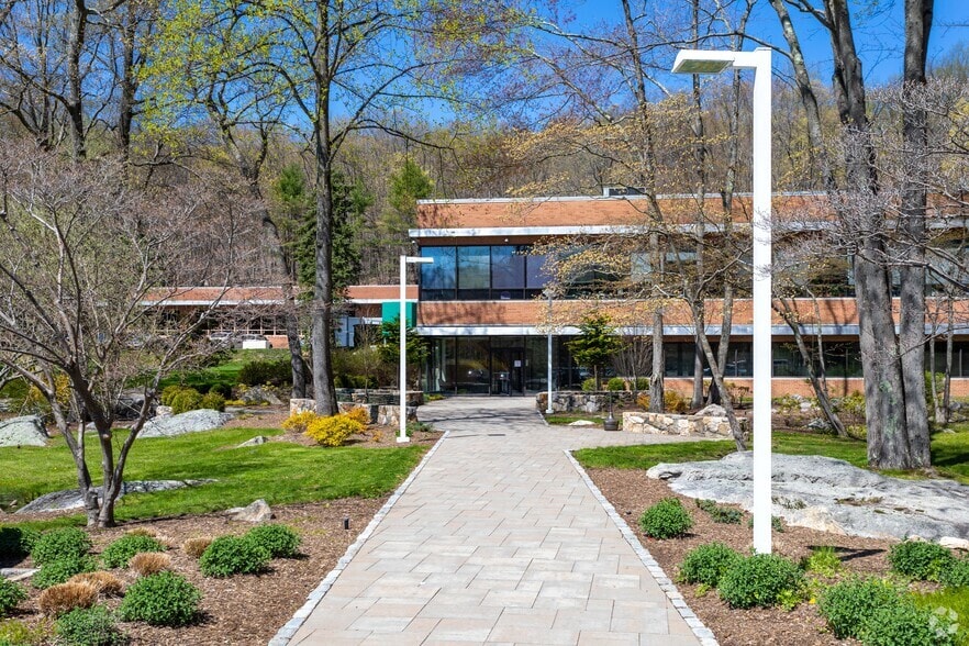 28 Kaysal Ct, Armonk, NY à louer - Photo du bâtiment - Image 3 de 10