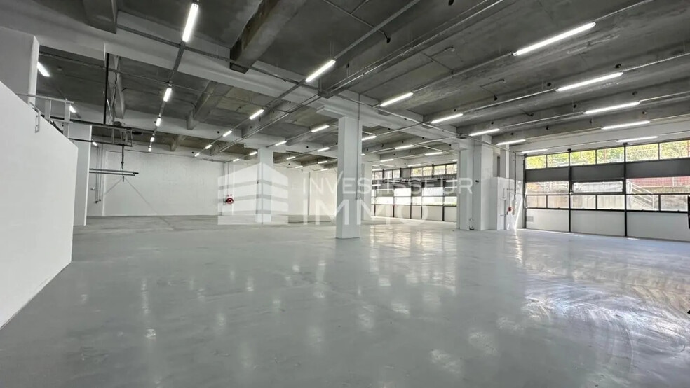 Flex in Pantin for lease - Interior Photo - Image 3 of 3