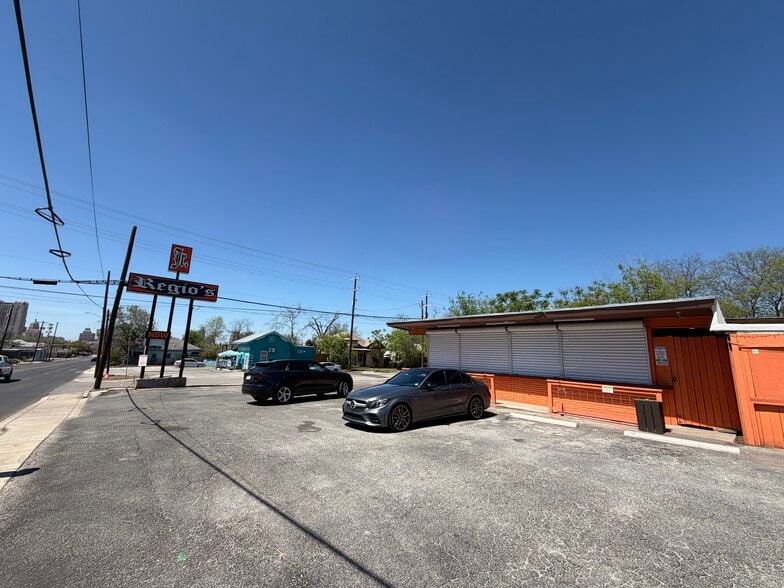 1701 E Houston St, San Antonio, TX à louer - Photo du bâtiment - Image 2 de 11