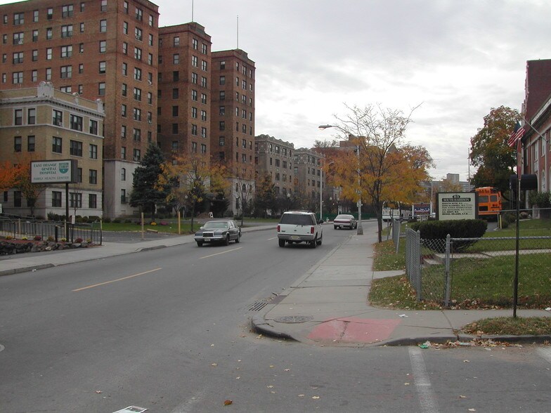 85 S Harrison St, East Orange, NJ à louer - Photo du bâtiment - Image 3 de 13