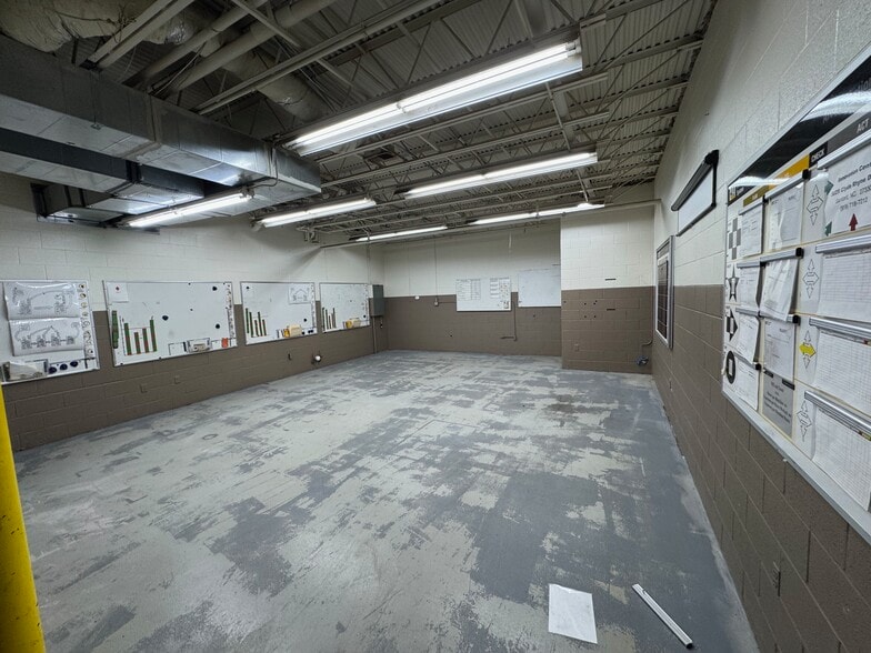 5825 Clyde Rhyne Dr, Sanford, NC à louer - Photo du bâtiment - Image 3 de 33