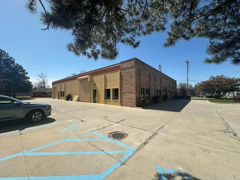 31745-31747 8 Mile Rd, Livonia, MI for lease - Building Photo - Image 1 of 7