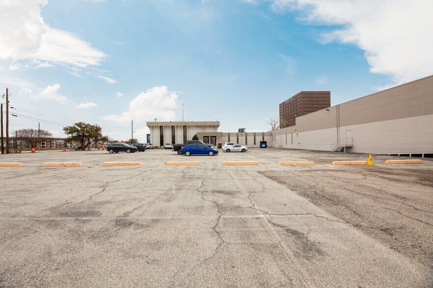 9244 Markville Dr, Dallas, TX à louer - Photo du bâtiment - Image 3 de 7