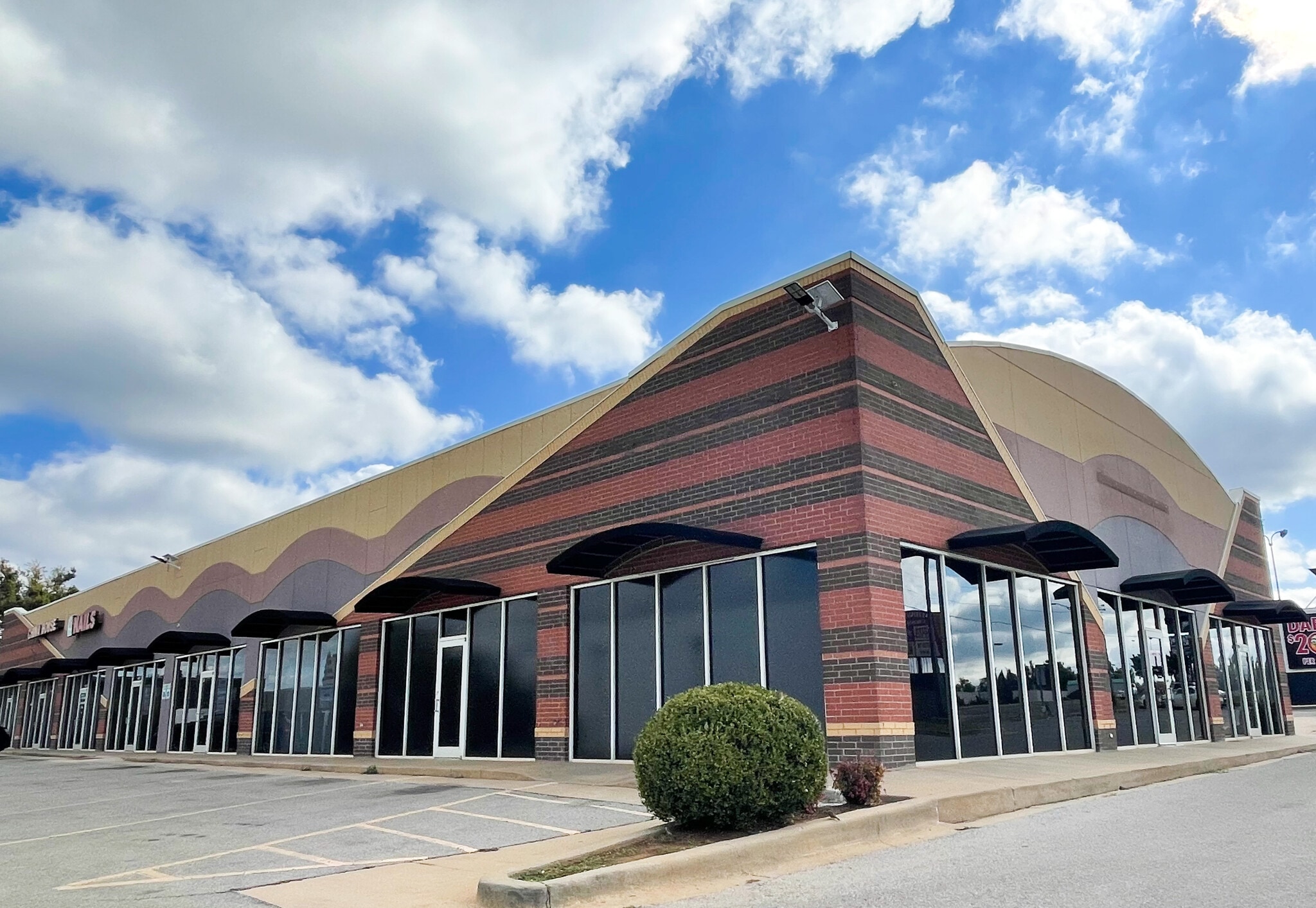 140 S Midwest Blvd, Oklahoma City, OK for lease Primary Photo- Image 1 of 7