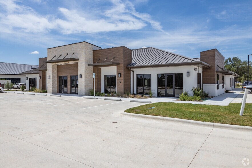 4871 Williams Dr, Georgetown, TX for lease - Building Photo - Image 1 of 4