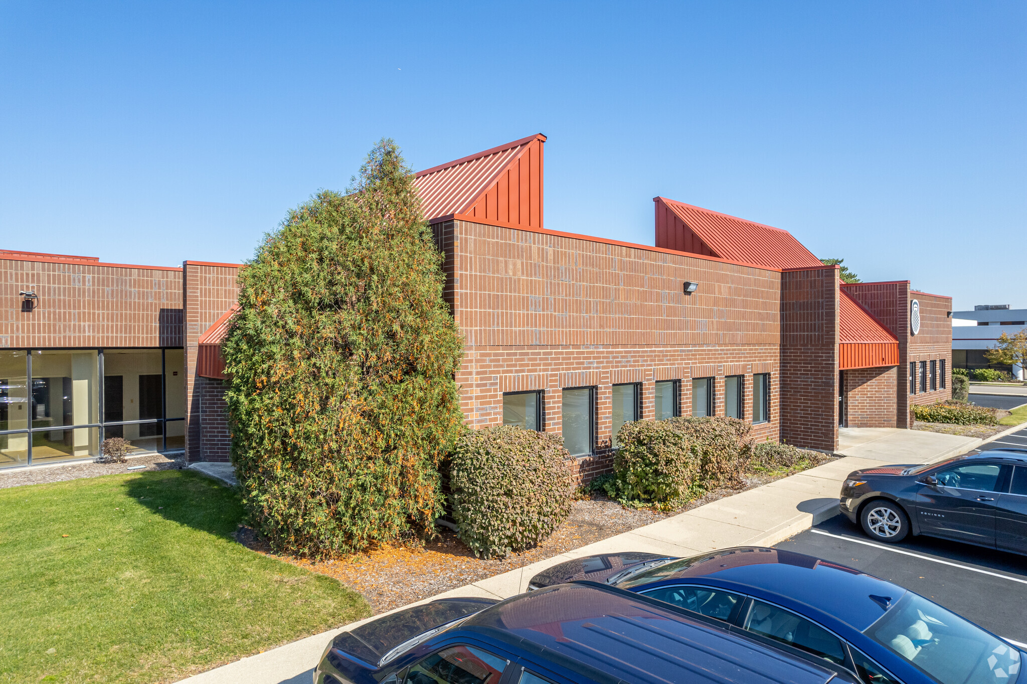 300-350 E 22nd St, Lombard, IL for lease Building Photo- Image 1 of 8