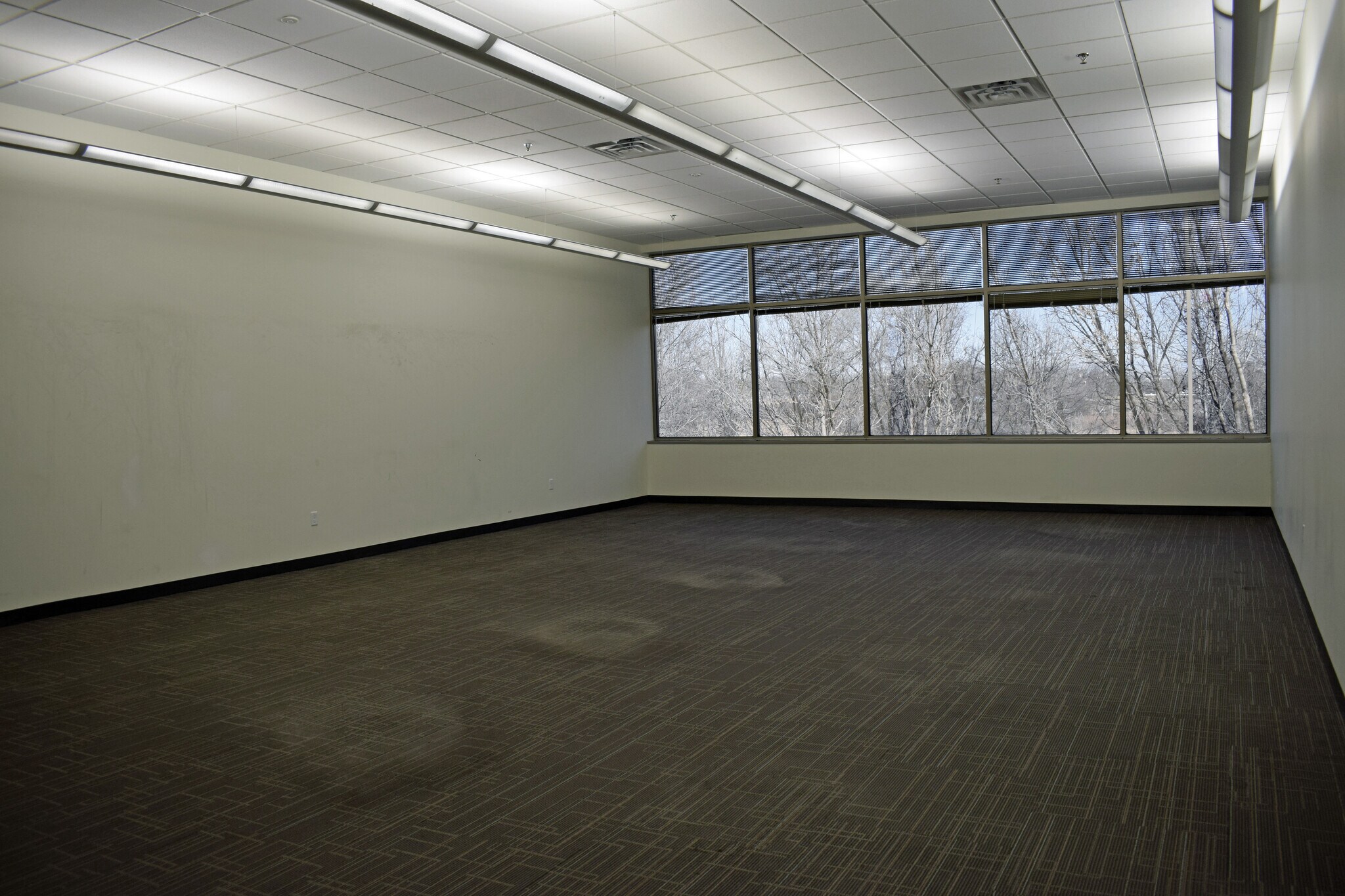 7615 Smetana Ln, Eden Prairie, MN for lease Interior Photo- Image 1 of 6