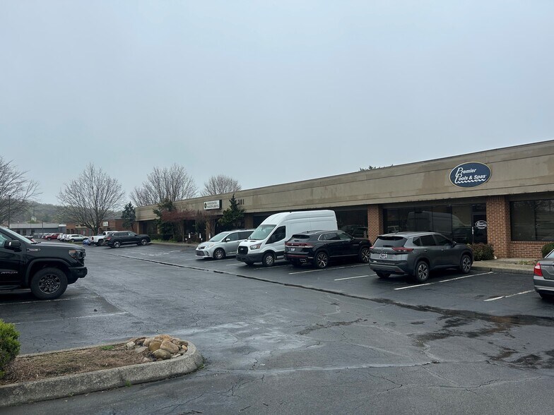 201 Perimeter Park Rd, Knoxville, TN for lease - Building Photo - Image 2 of 27