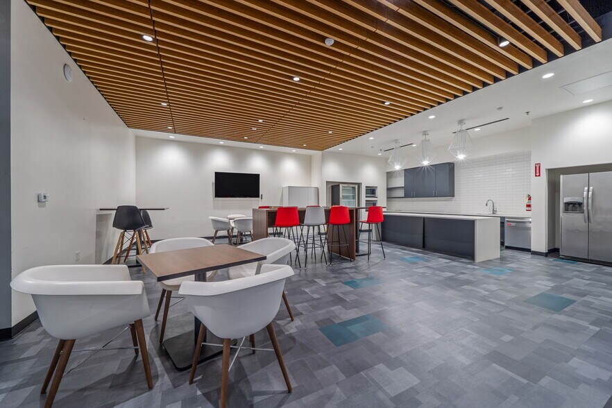 1901 E 51st St, Austin, TX à louer - Photo du bâtiment - Image 2 de 11